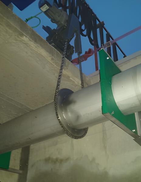 Détail du skimmer tubulaire avec supports et ancrages