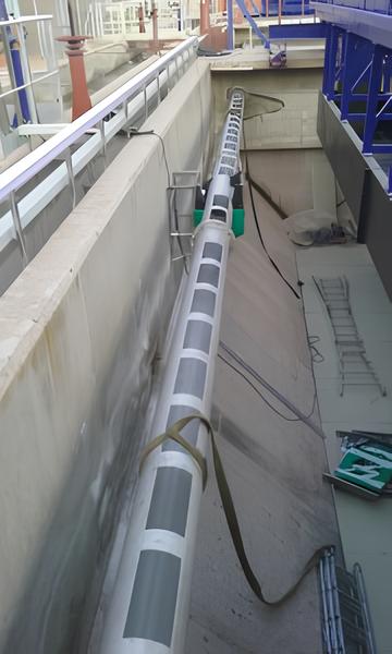 Détail du skimmer tubulaire avec supports et ancrages