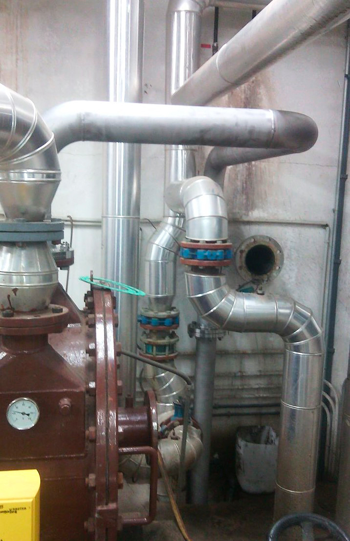 Tuyauteries de biogaz en acier inoxydable en salle technique de STEP